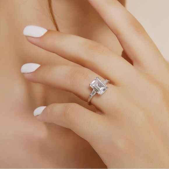 3 Carat Emerald Cubic Zirconia Ring - Picture 1 of 4